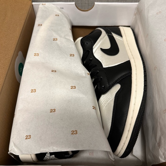 Nike Air Jordan 1 Low SE - Picture 5 of 7